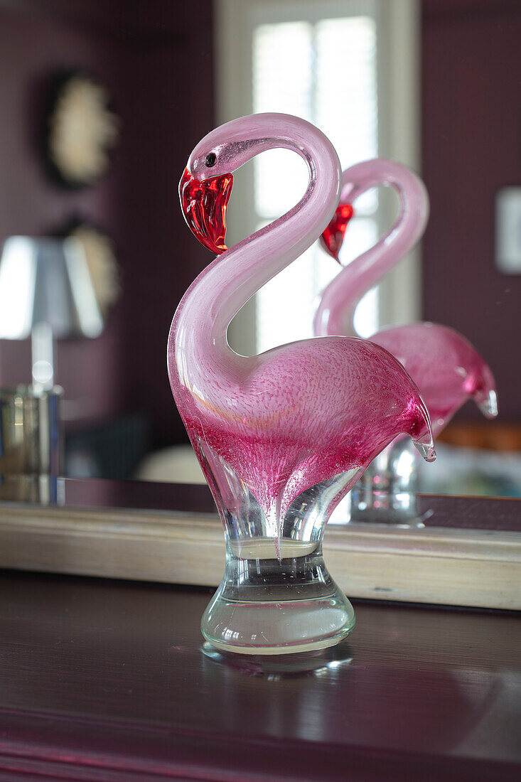 Pinker Flamingo auf Kaminsims in viktorianischer Villa in Tunbridge Wells Kent UK
