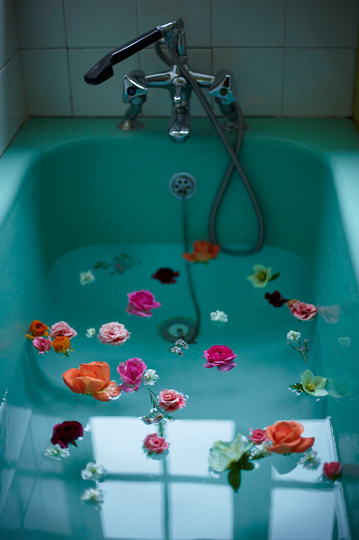 Vintage Blooms - Schnittblumen in einer türkisfarbenen Badewanne