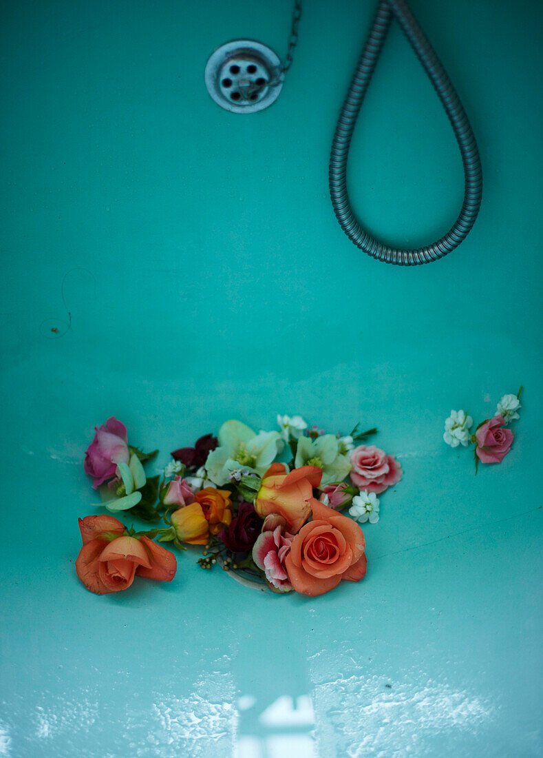 Vintage Blooms Schnittblumen in einem türkisfarbenen Waschbecken