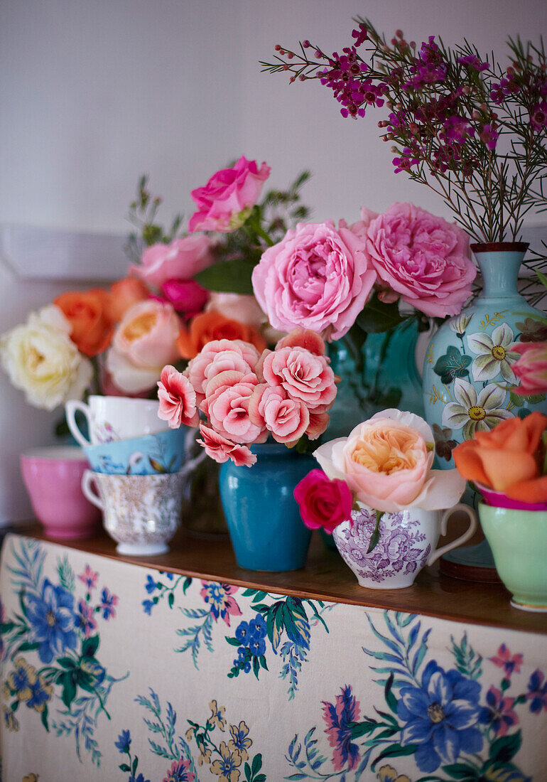 Vintage Blooms - sortiertes Porzellan gefüllt mit frischen Blumen