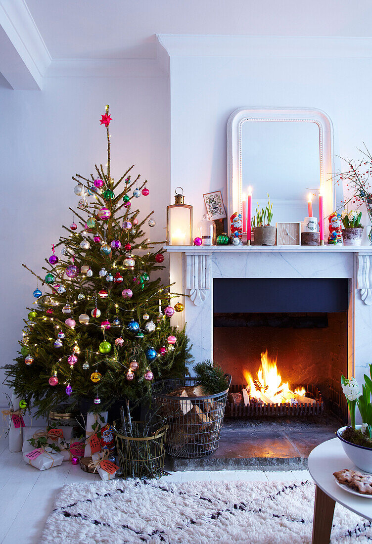 Festlicher Weihnachtskamin mit geschmücktem Baum und Kerzen