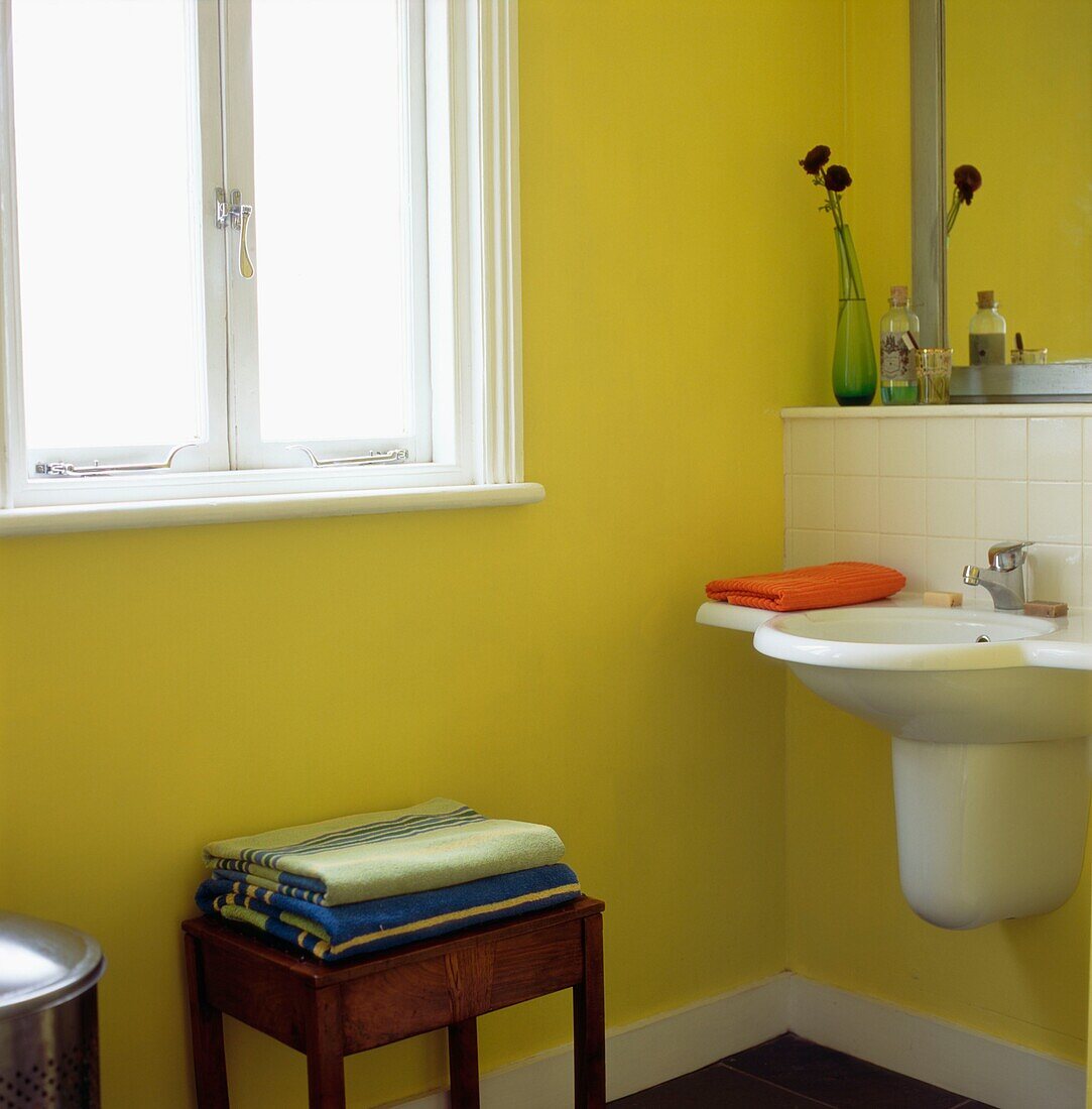 Detail im Badezimmer in leuchtendem Gelb