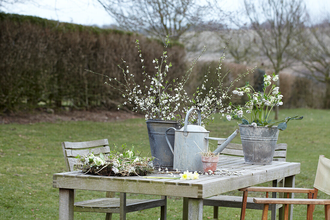 Kunsthandwerkliche Ostern Gartentisch und Herstellung eines Kranzes