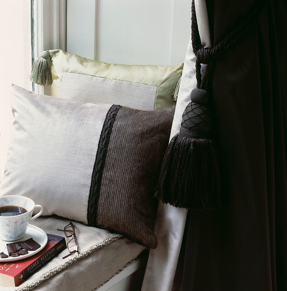 Ruhiger Leseplatz auf einer Fensterbank mit Kissen
