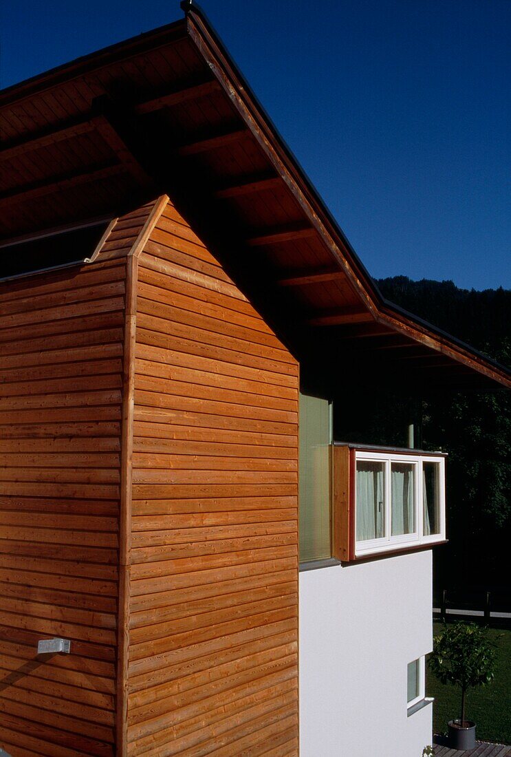 Außenansicht eines modernen Öko-Hauses in den Bergen