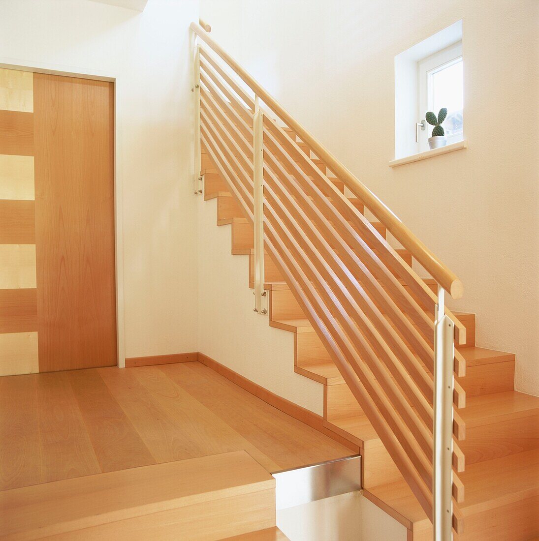 Zeitgenössische Eingangshalle, Treppe und Treppenabsatz mit Holzböden und Stufen
