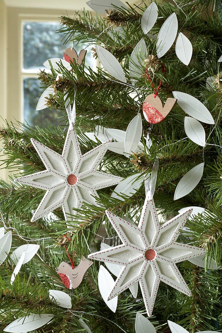 Ein Weihnachtsbaum, geschmückt mit weißem Weihnachtsschmuck