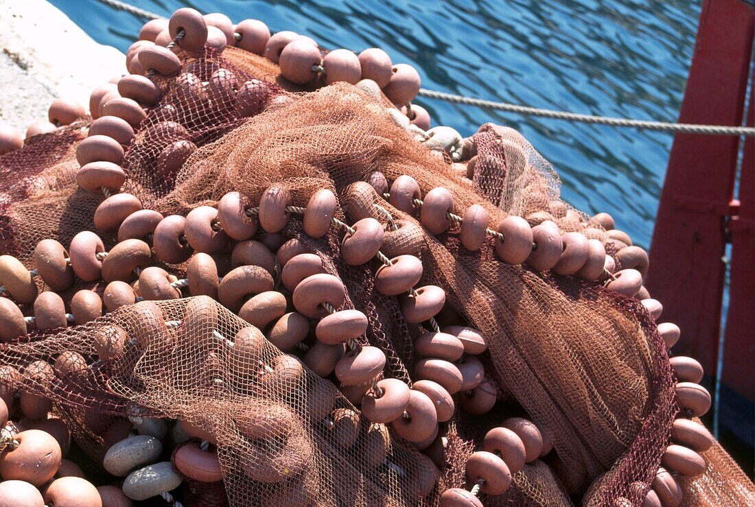 Fischernetze an der Hafenmauer in Skiathos, Griechenland