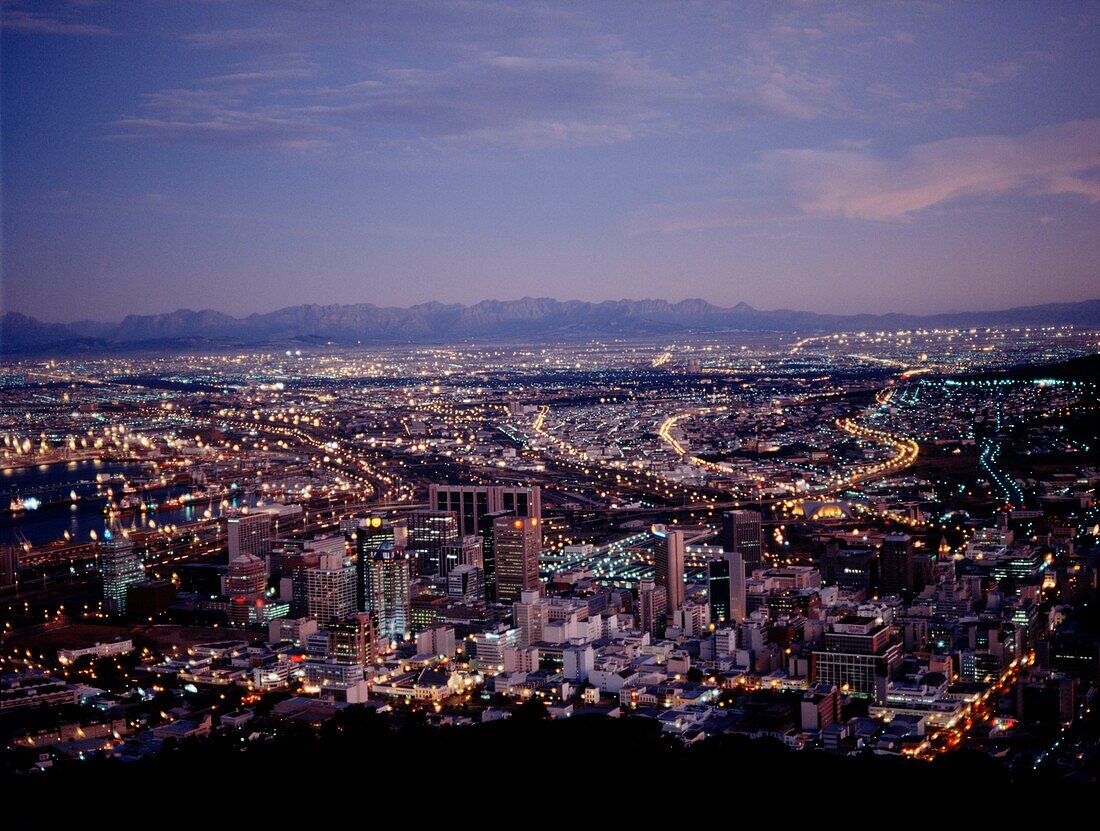 Blick auf Kapstadt von den Bergen bei Nacht