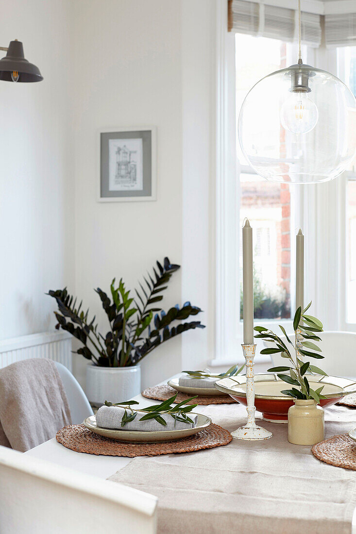 Gedeckter Tisch, mit Olivenzweigen dekoriert