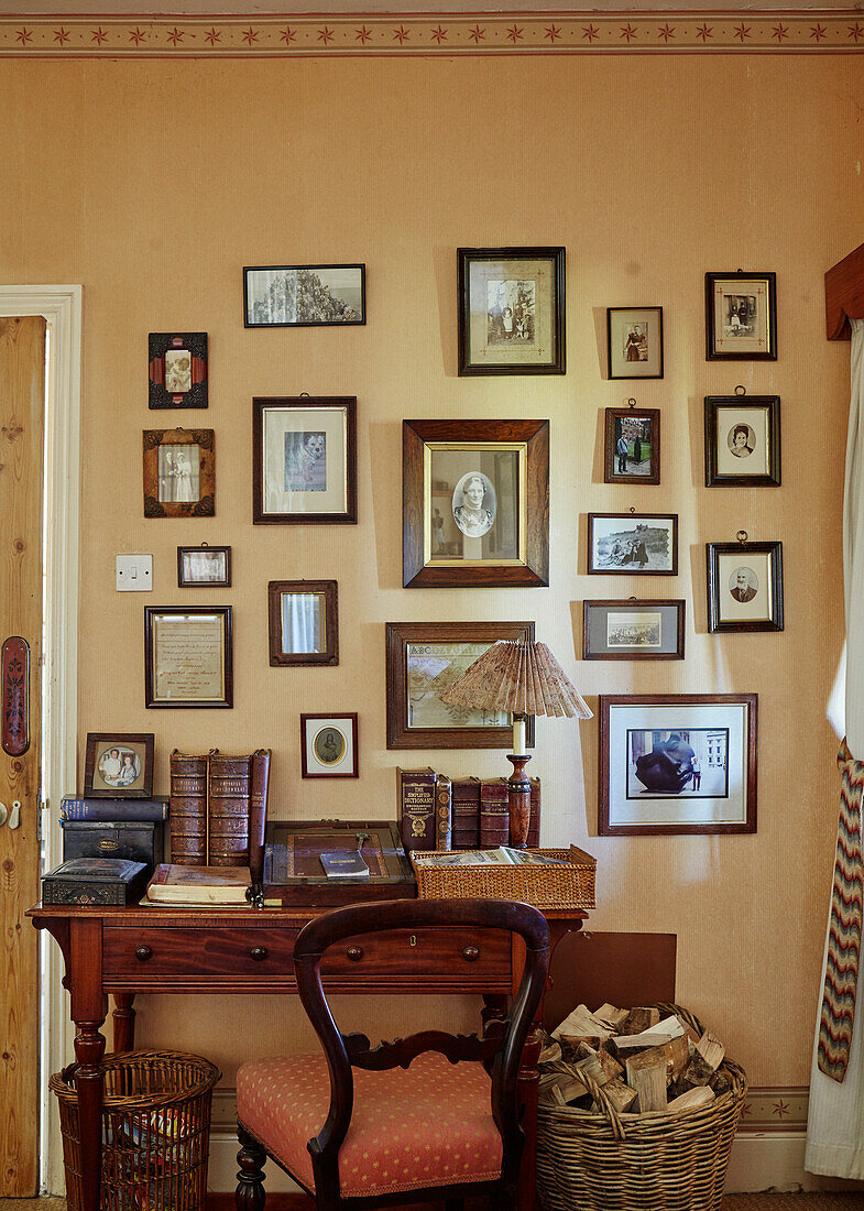 Antiker Schreibtisch, darüber Bildergalerie