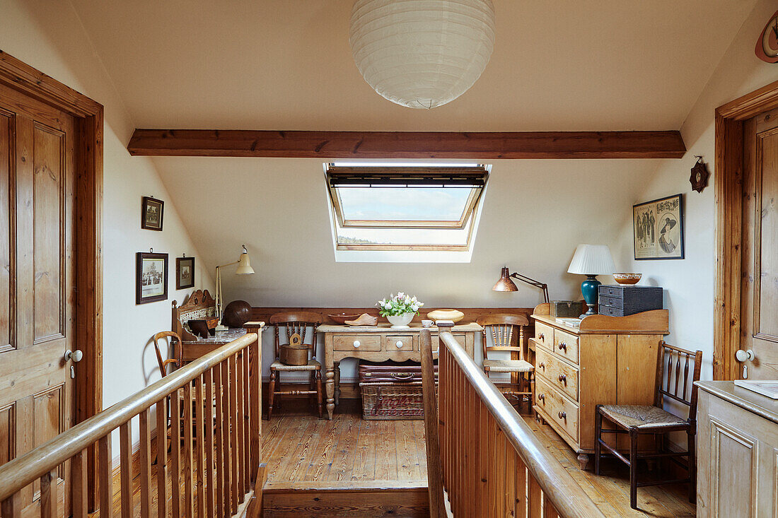 Holz-Treppenabsatz mit Kommode und Schubladentisch im Dachgeschoss