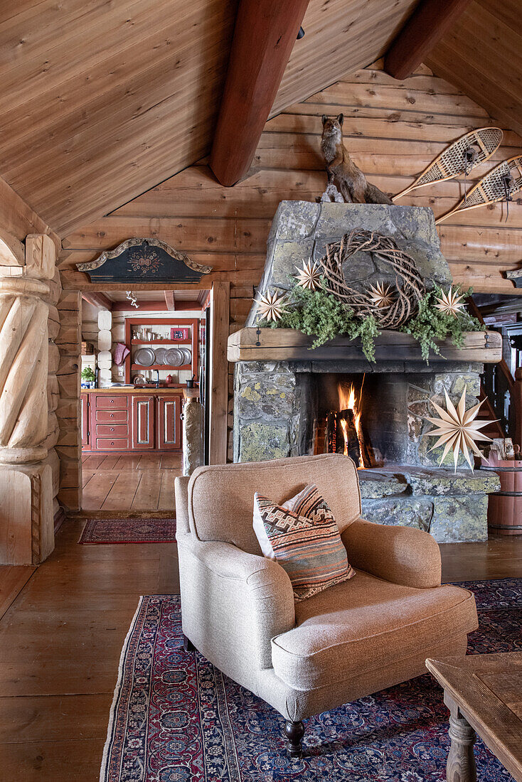 Rustikales Wohnzimmer mit Kamin und traditioneller Holzdecke