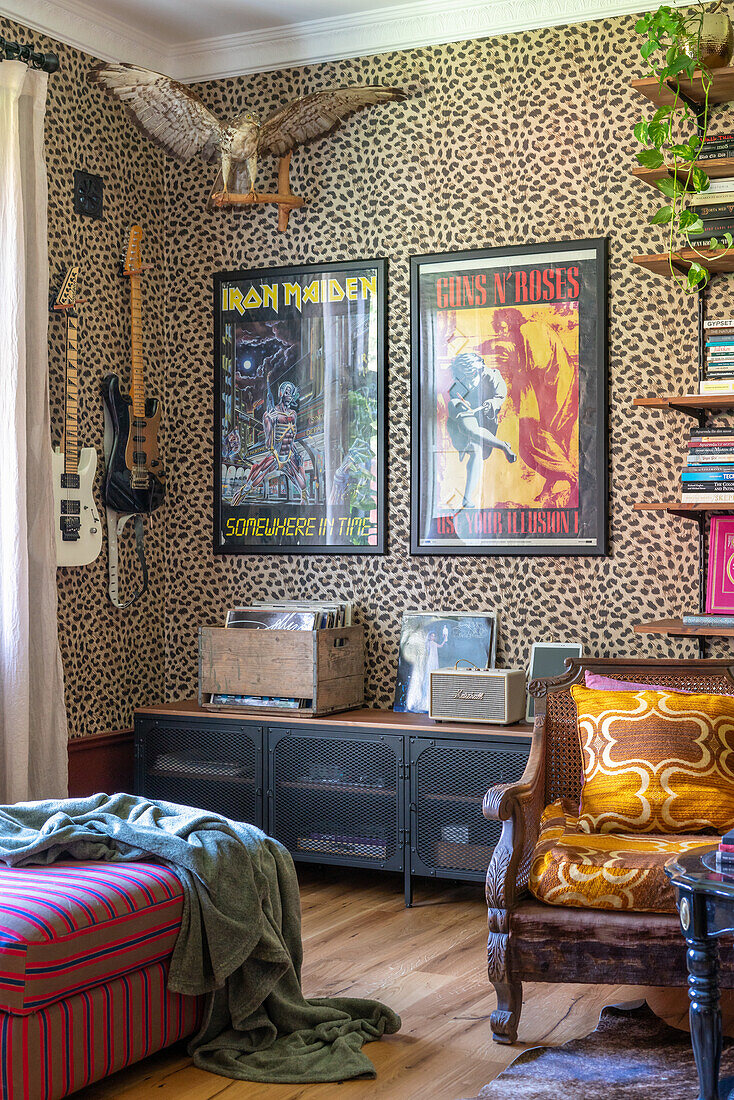 Eklektisches Wohnzimmer mit Musikpostern und Leopardenmuster-Tapete