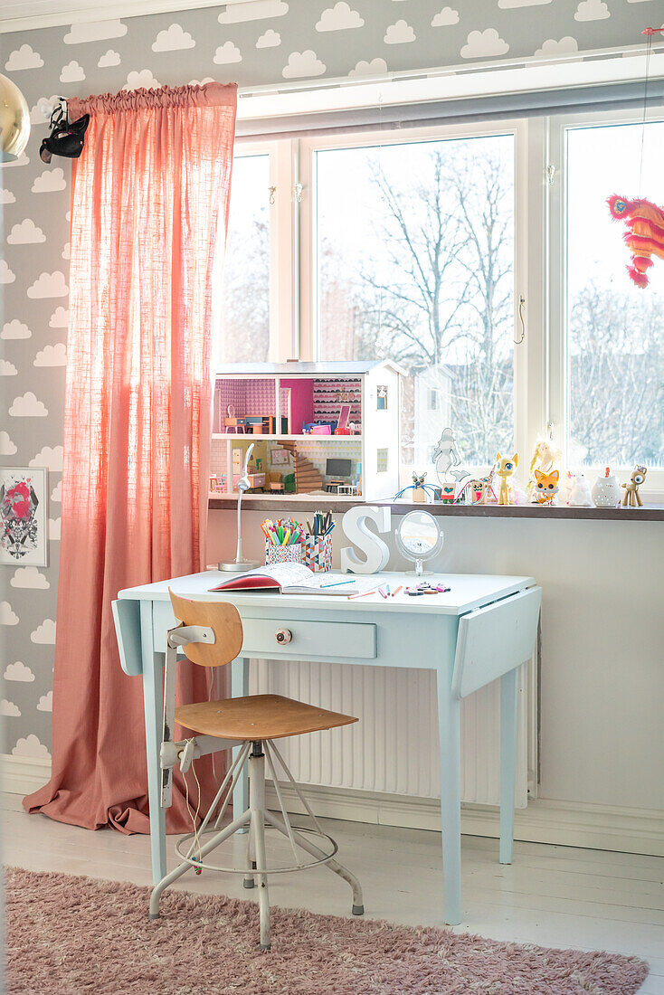 Kinderzimmer mit Schreibtisch, Stuhl und Wolkentapete