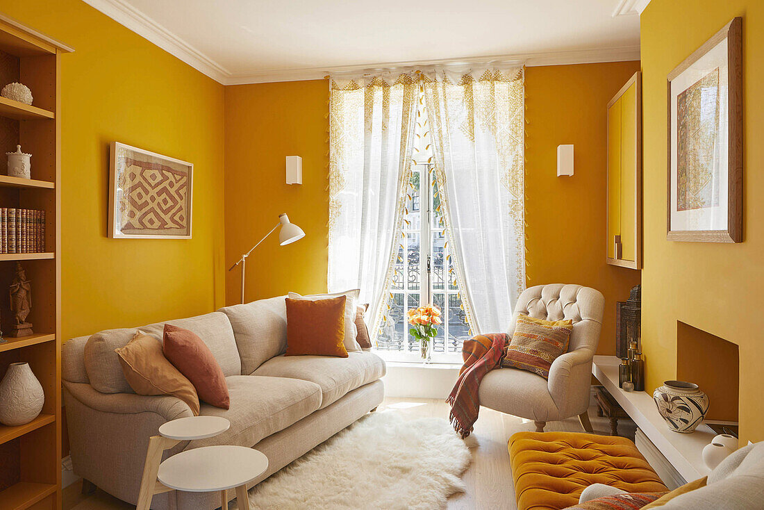 Klassisches Wohnzimmer mit Farbkonzept in Creme und Ocker