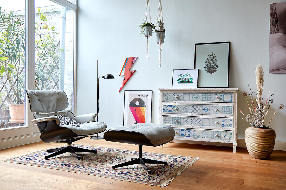 Vintage Lounge-Chair und Kommode im Wohnzimmer