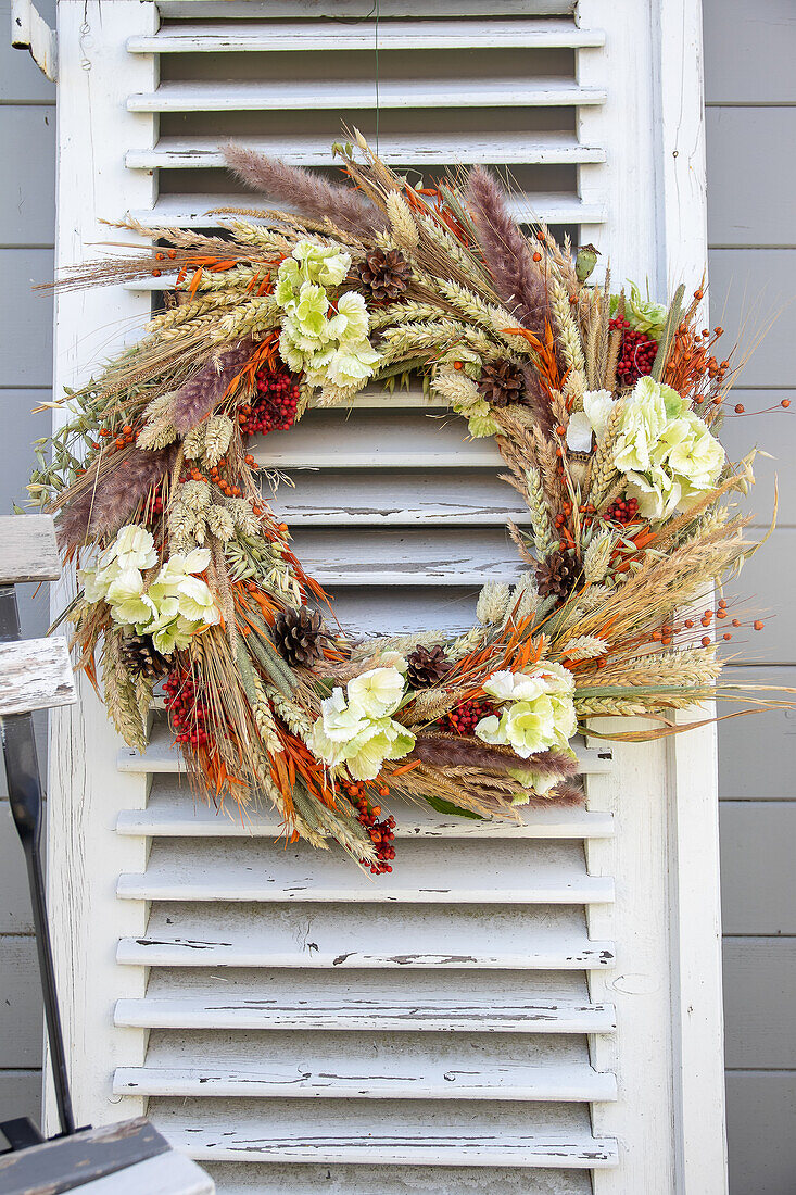 DIY-Herbstlicher Kranz am Fensterladen