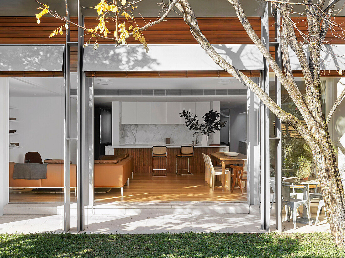 Blick von der Terrasse in offenen Wohnraum mit Essbereich, Küche und Lounge