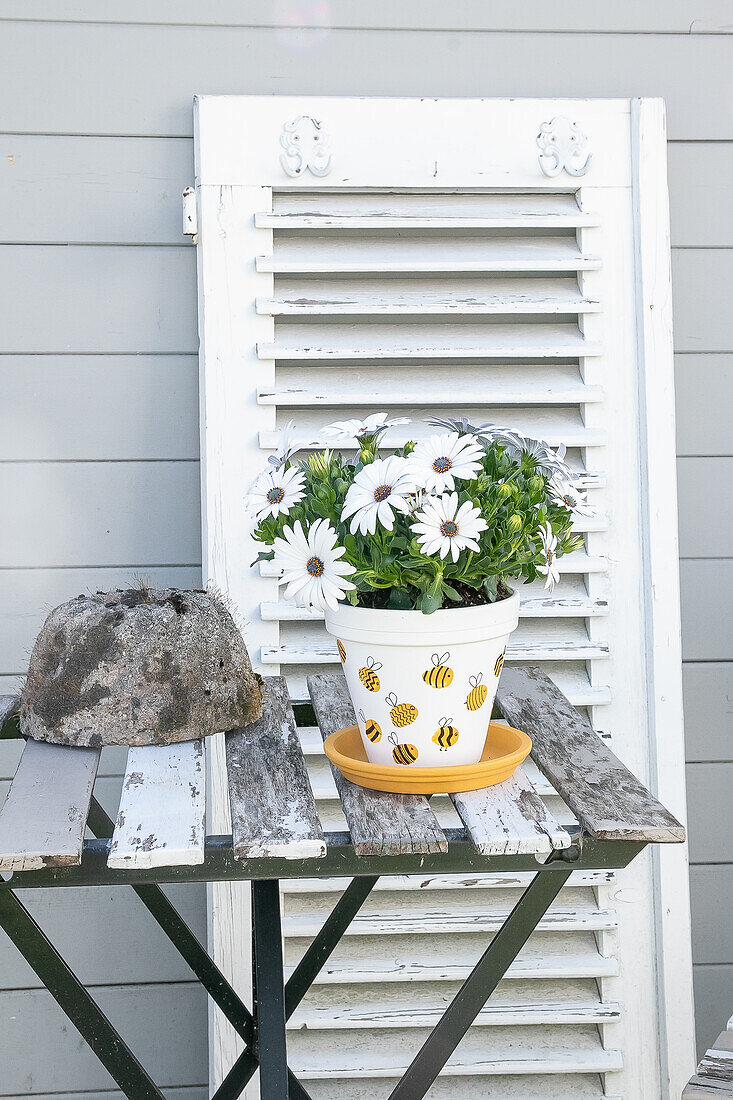 DIY planter with bee motif
