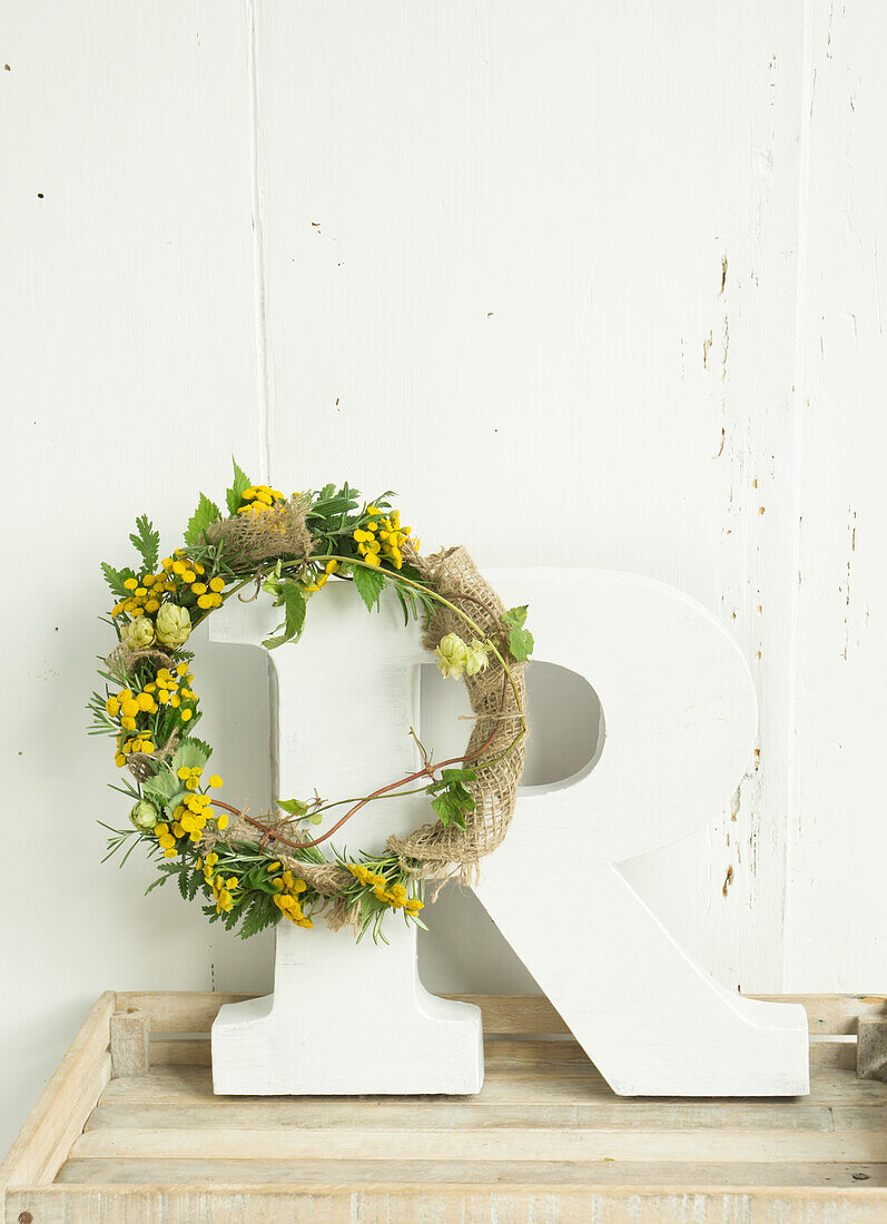 Kranz aus Rainfarn (Tanacetum vulgare), Hopfen (Humulus), Brombeerblätter (Rubus) und Sackband