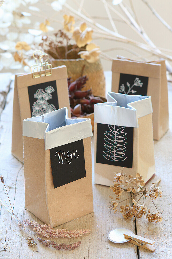 DIY-Geschenkverpackung aus alten Milchtüten mit schwarzen Etiketten