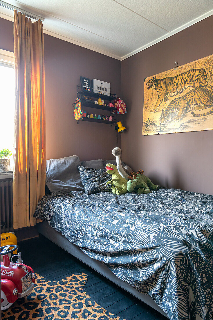 Bett in Jungemzimmer mit gedeckter Wandfarbe
