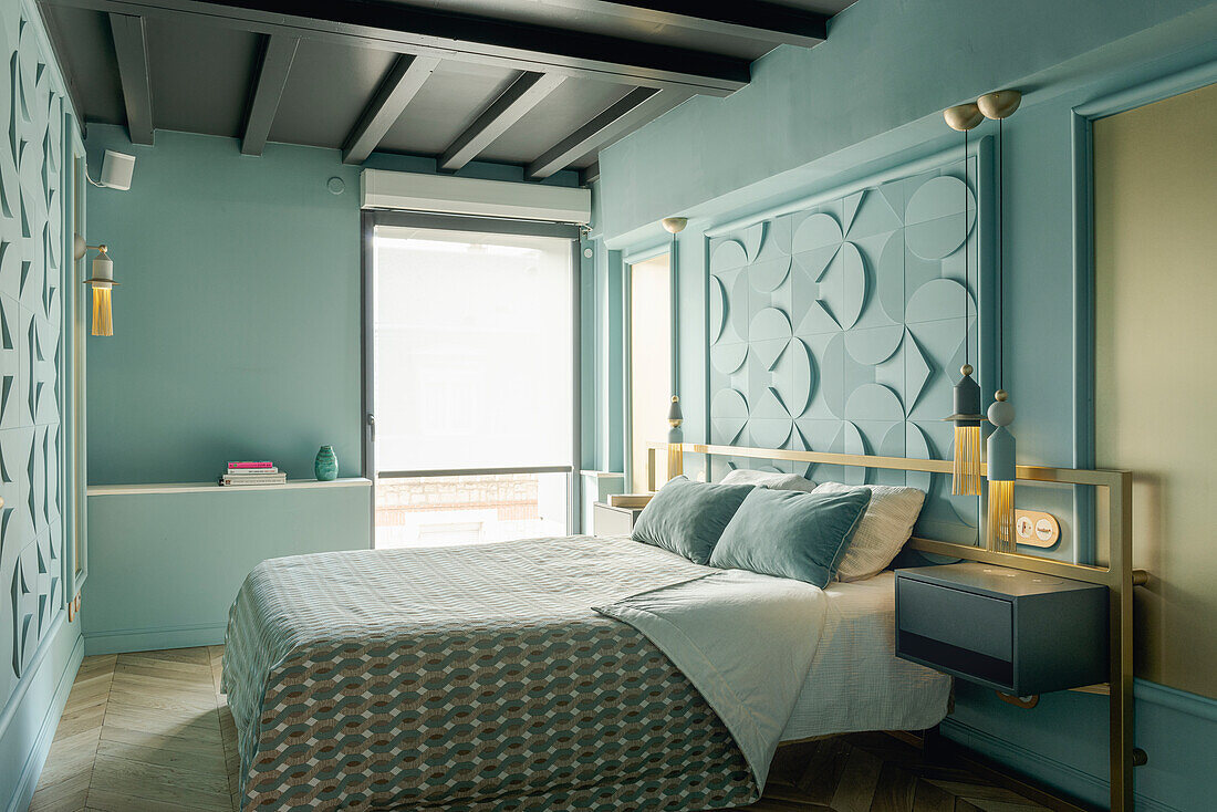 Wandpaneel in 3D in blauem Schlafzimmer mit Doppelbett