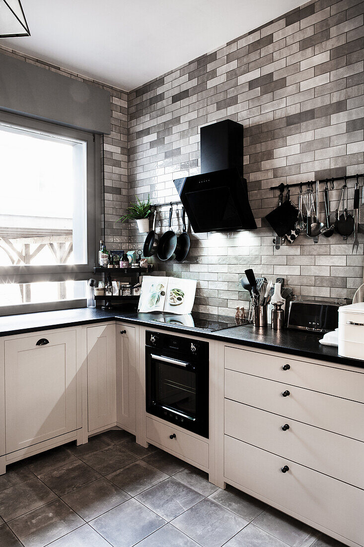 Küchenzeile mit weißer Front und Metrofliesen