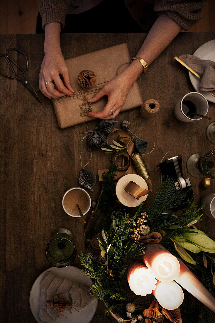 Weihnachtsgeschenk und Dekoration auf Holztisch