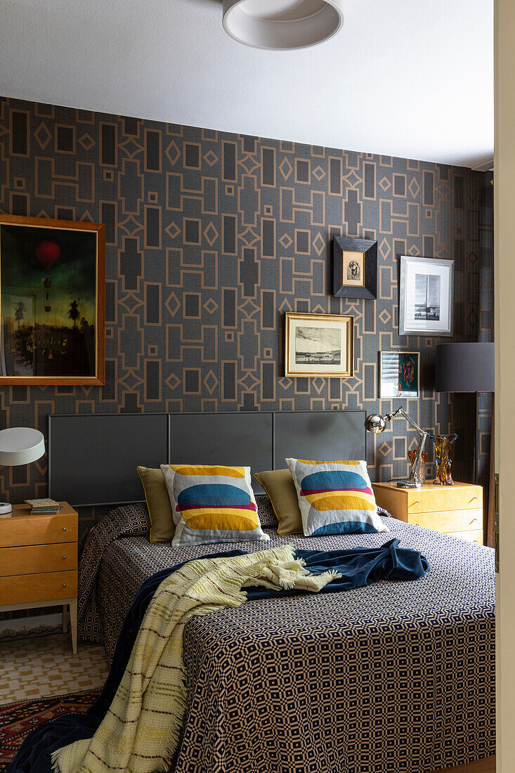 Doppelbett im Schlafzimmer - Tapete mit geometrischem Muster und Kunstwerk an der Wand