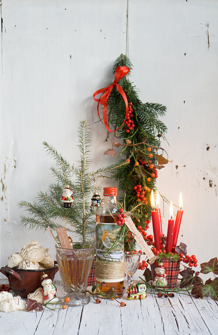 Weißer Weihnachtspunsch, Weihnachtsgirlande und Kerzen