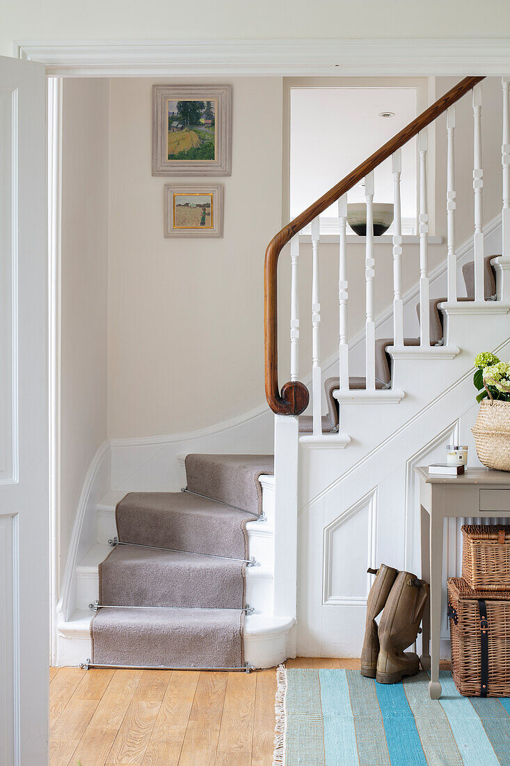 Diele mit weiß lackiertem Treppenaufgang