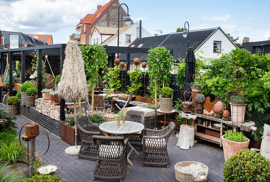 Terrassenplatz mit Sitzbereich und Kübelpflanzen