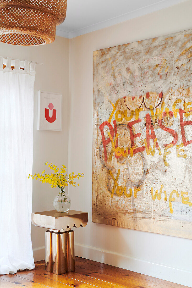 Moderne Kunst an der Wand, Beistelltisch mit Blumenvase in Zimmerecke