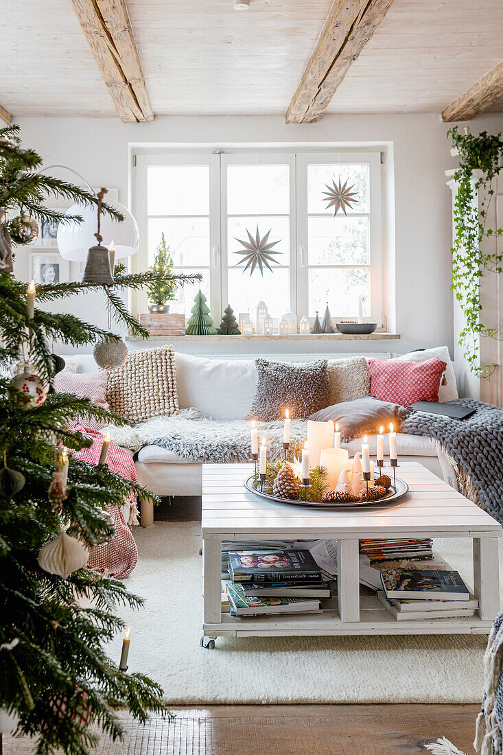 Polstersofa mit Kissen und Couchtisch in weihnachtlichem Wohnzimmer