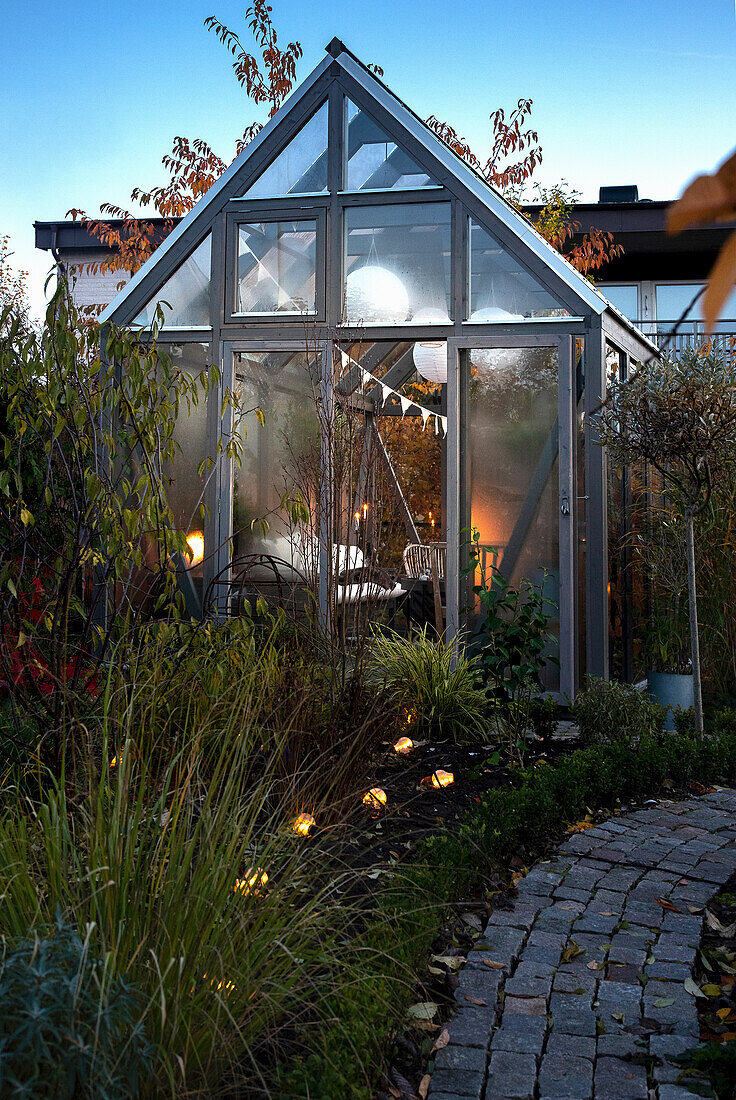 Gewächshaus im Garten mit Solarleuchten