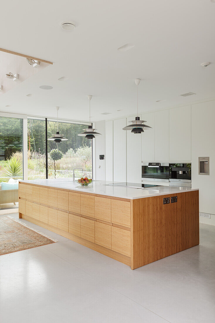 Minimalistische Designerküche im modernen Architektenhaus