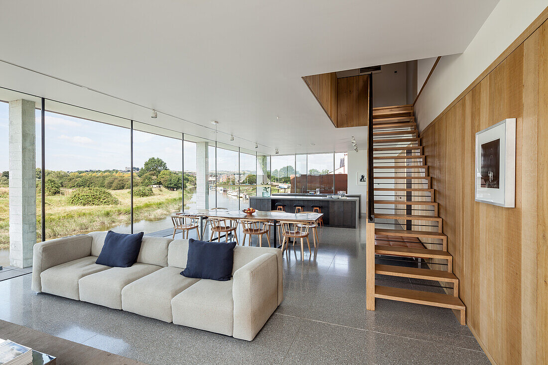 Treppe im modernen, multifunktionalen Wohnraum mit Fensterfront