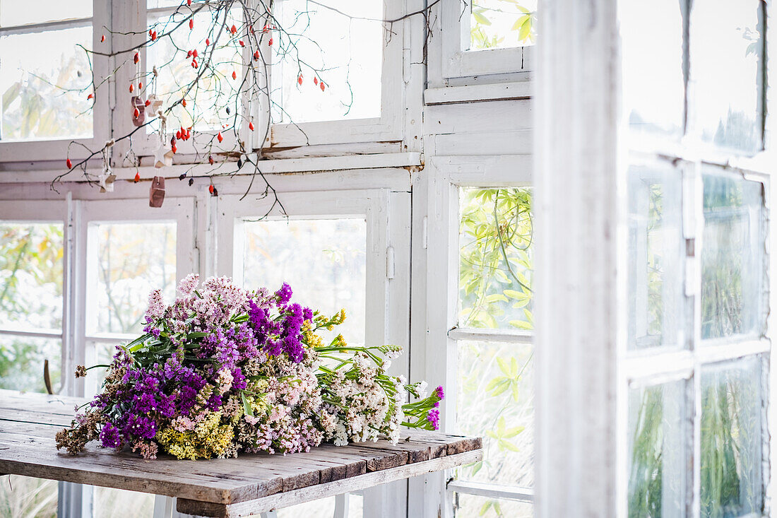 Bunte Sommerblumen auf Tisch