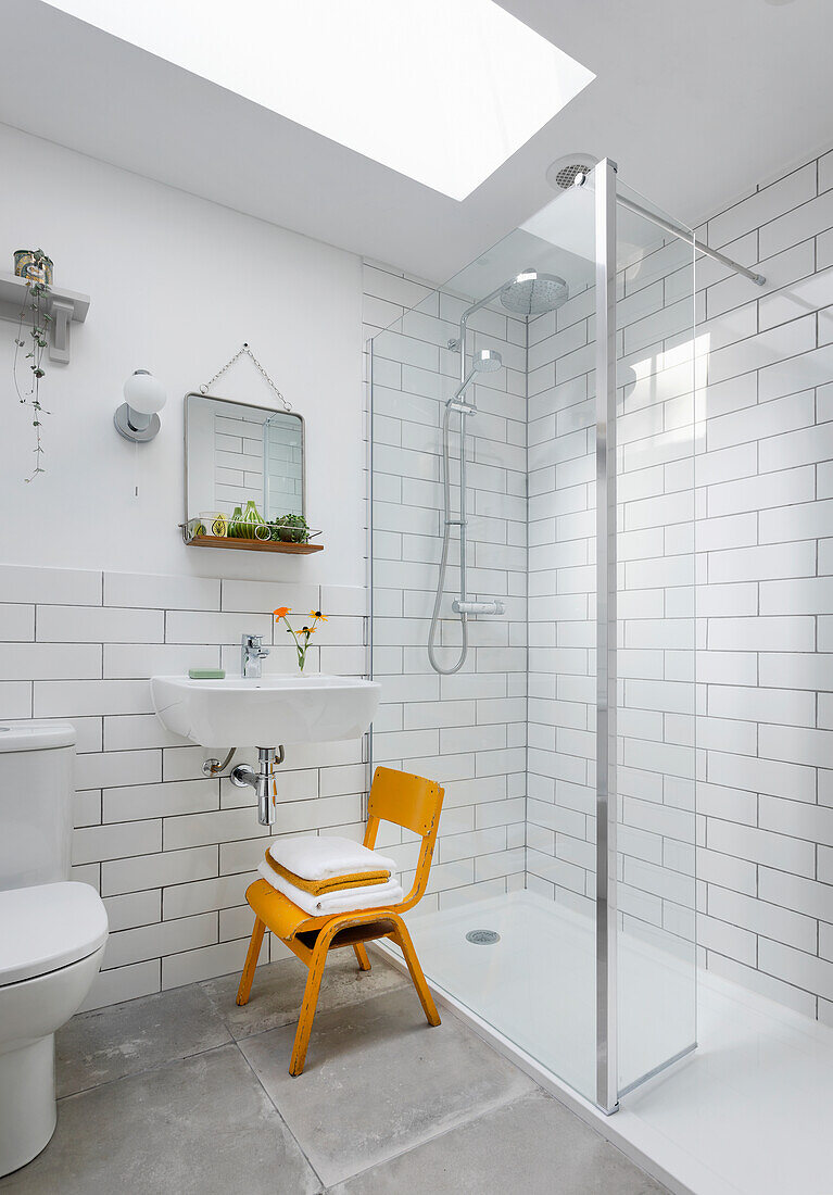 Monochromes Badezimmer mit Duschkabine