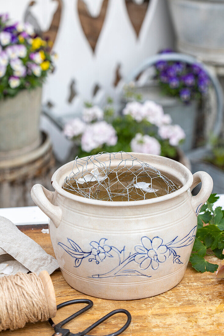 Steingut-Topf mit Hasendraht, vorbereitet für Blumenarrangement