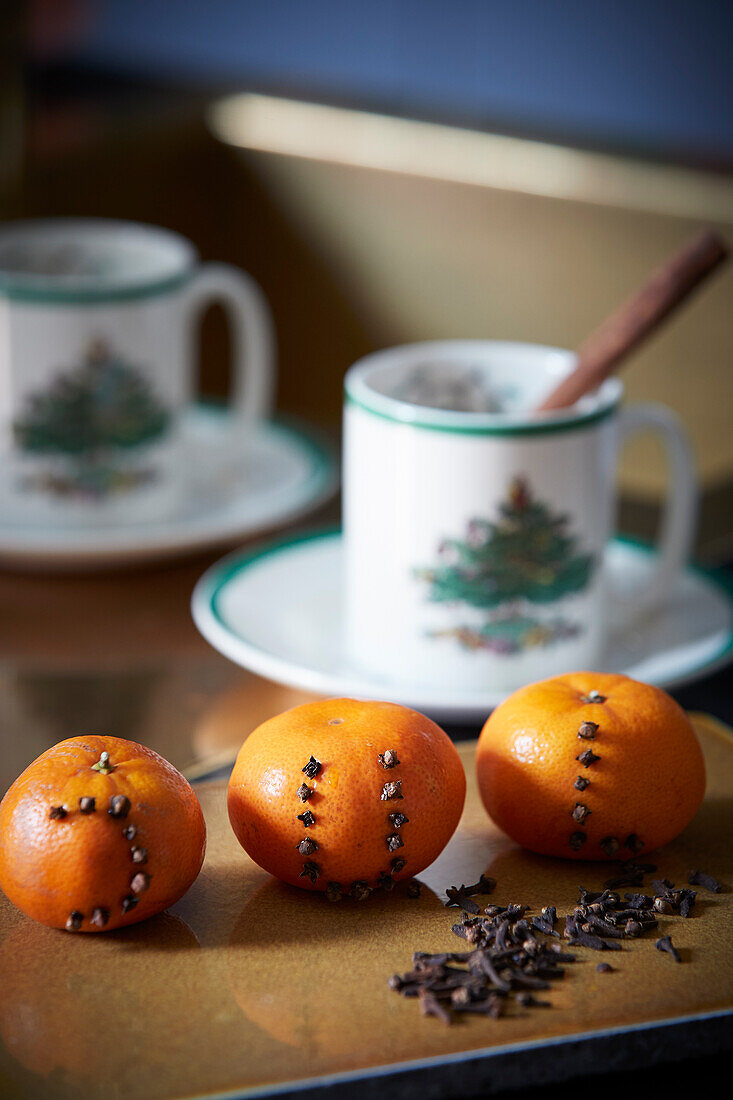 Pomander (Orange mit Gewürznelken gespickt)