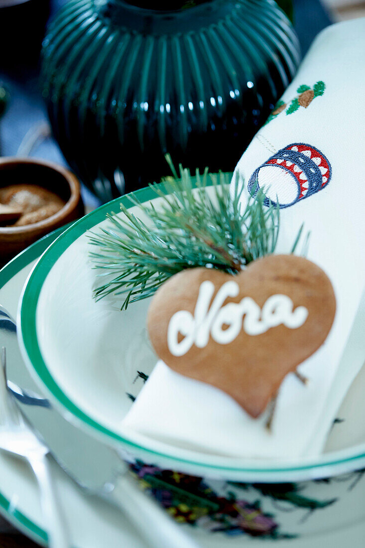 Weihnachtsgedeck mit Lebkuchen-Platzkärtchen