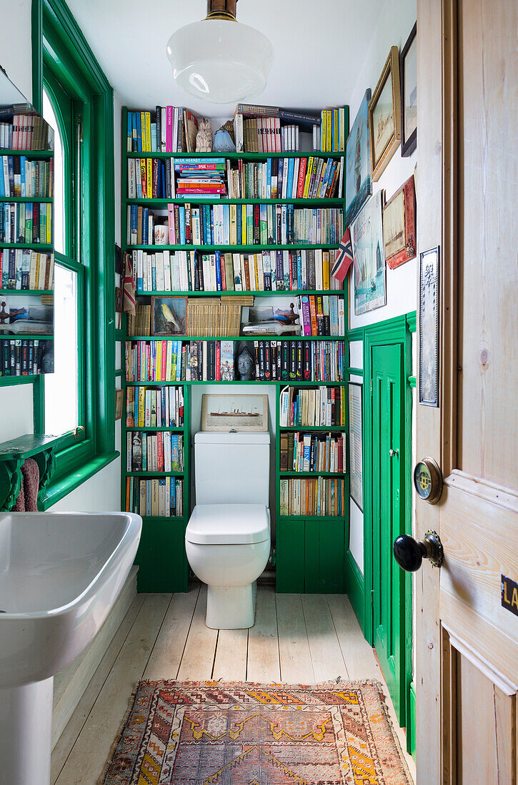 Gäste-WC mit grünem Bücherregal