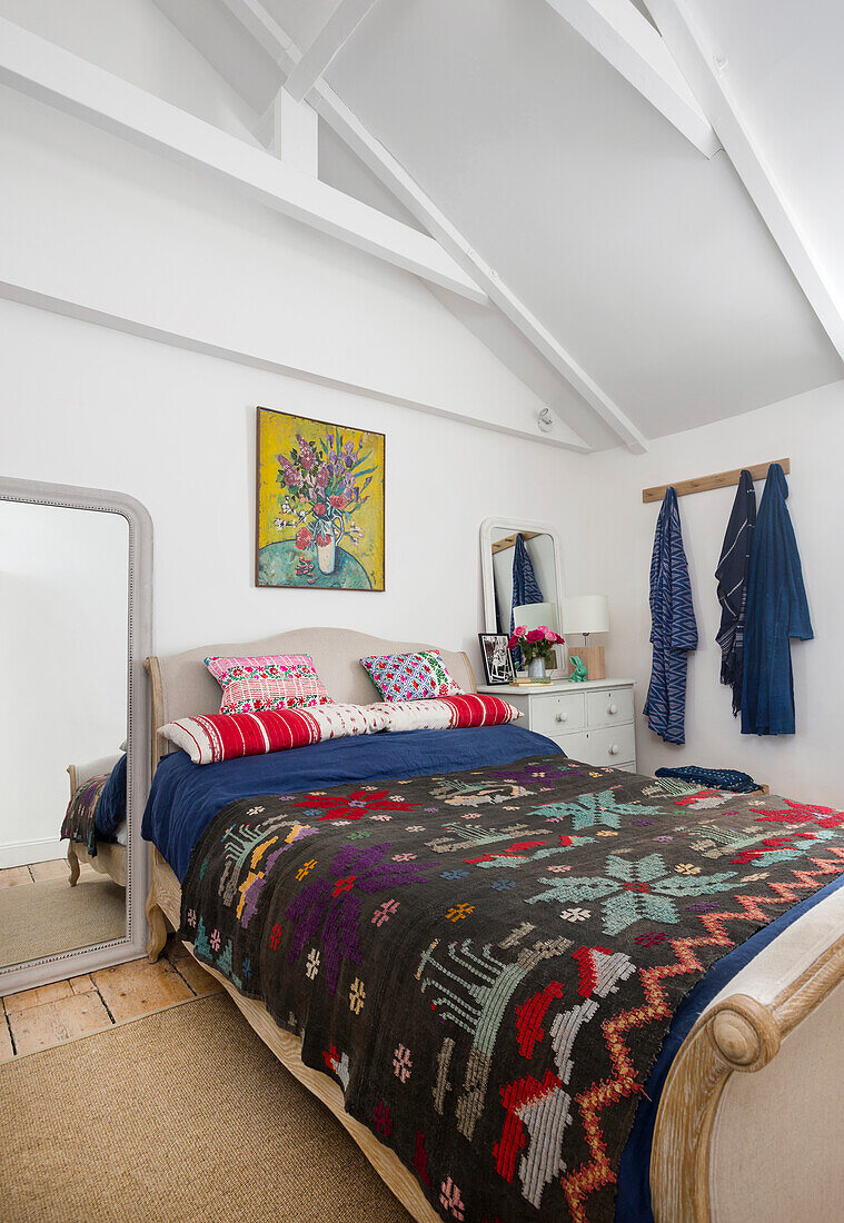Tagesdecke mit Norwegermuster auf Doppelbett im Dachgeschosszimmer