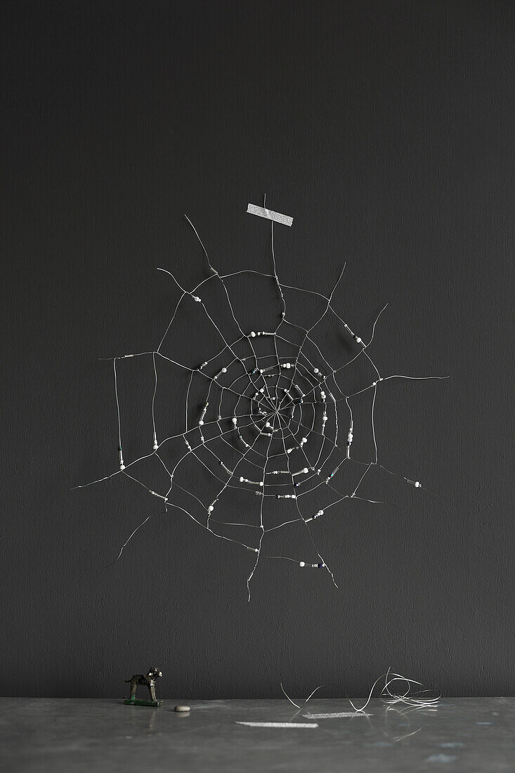 DIY-Spinnennetz aus Draht