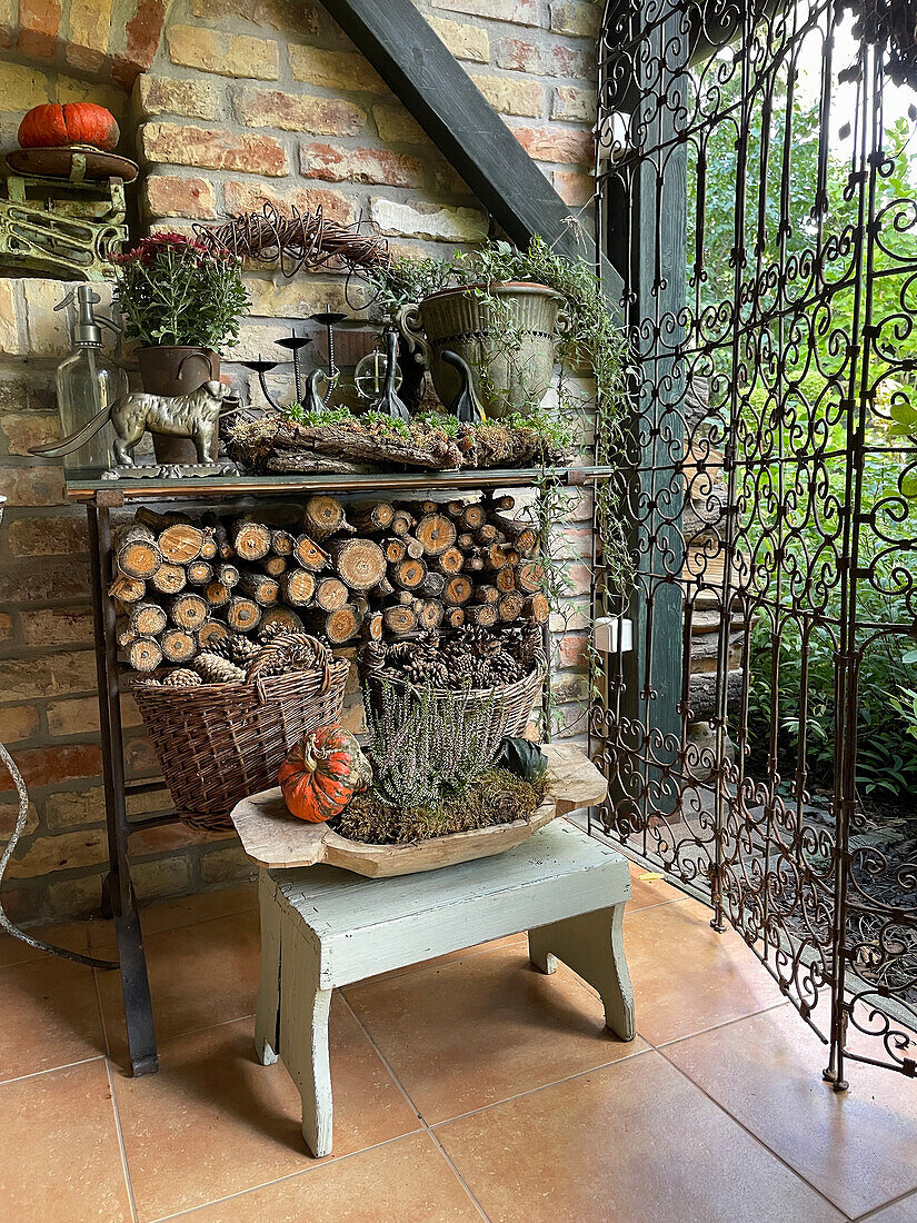 Herbstdeko auf der Terrasse mit Holz