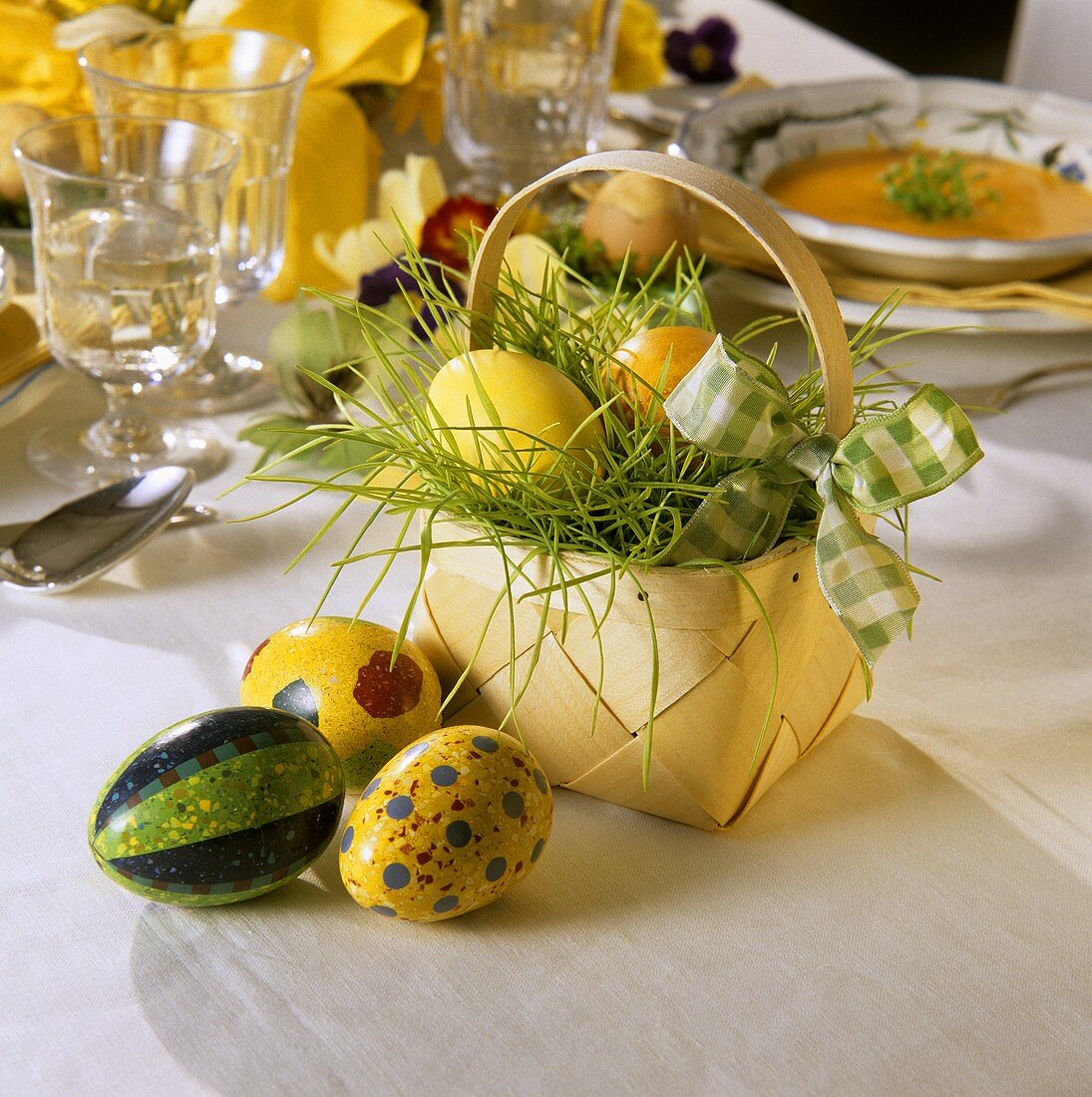 Osterkörbchen: Spankorb mit Ostereiern auf dem Tisch