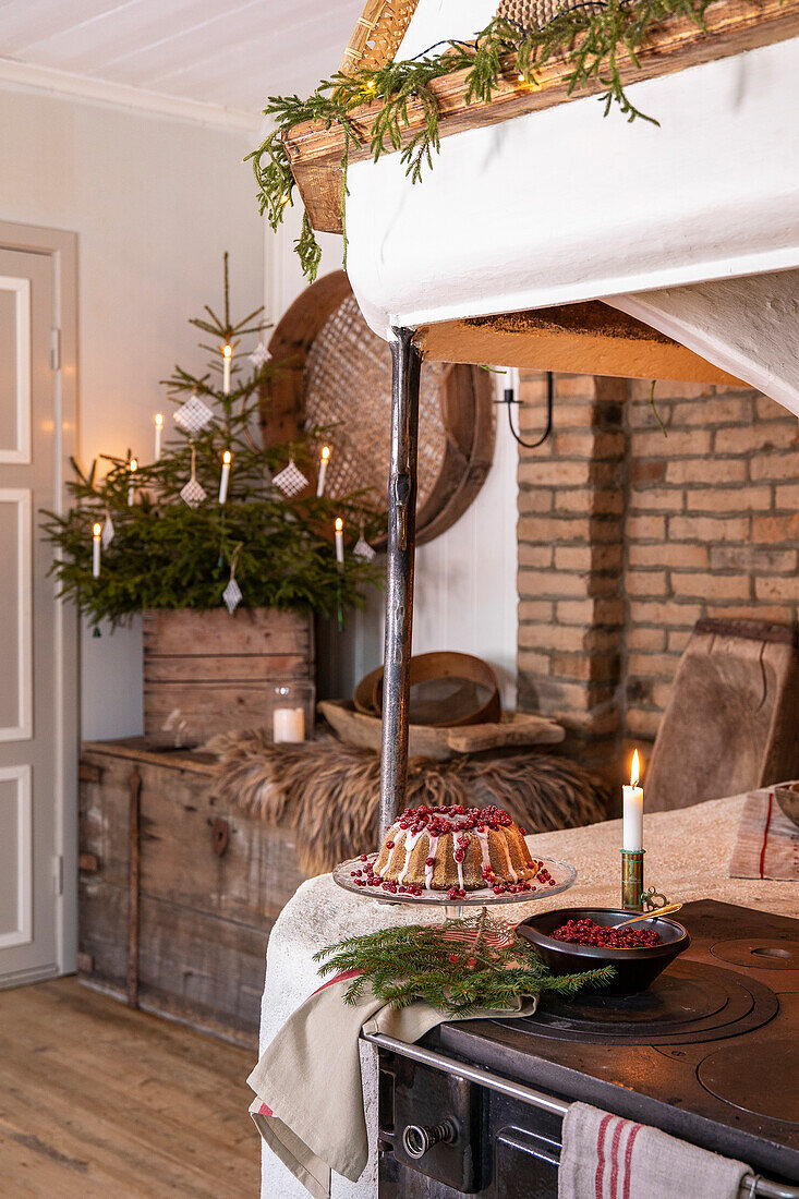 Weihnachtlich dekorierte Küche mit Gugelhupf und frischen Cranberries